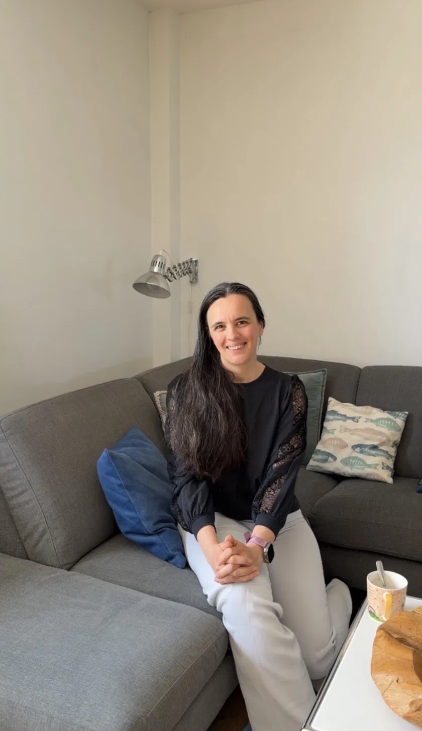 Melanie Bartscht — geerdet, mit Tasse in der Hand