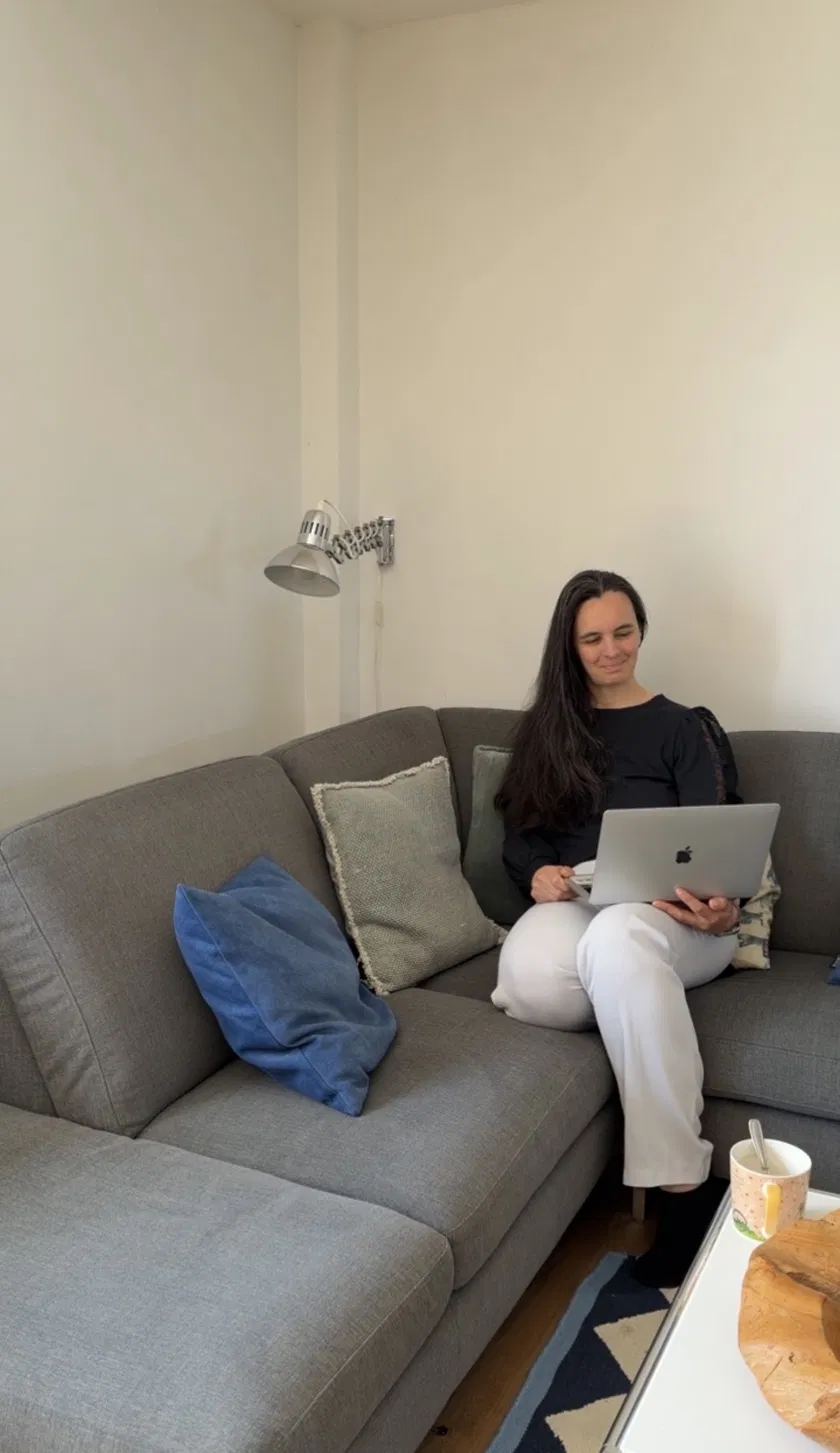 Melanie auf dem Sofa, nahbar und echt